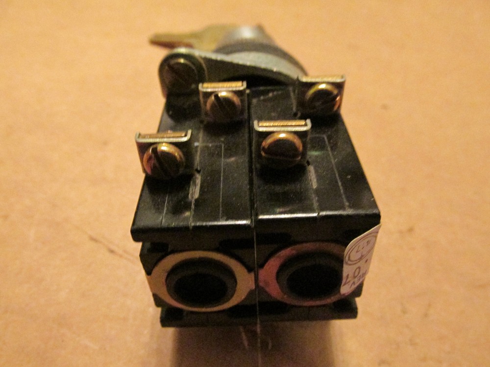 NEW NOS GE CR2940UN203C1 Key Locking Selector Switch 2 Position Oiltight