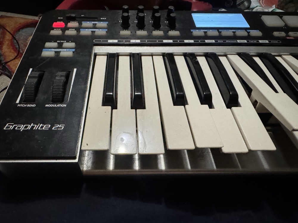 SAMSON GRAPHITE 25 (USB MIDI CONTROLLER KEYBOARD) (UNTESTED)