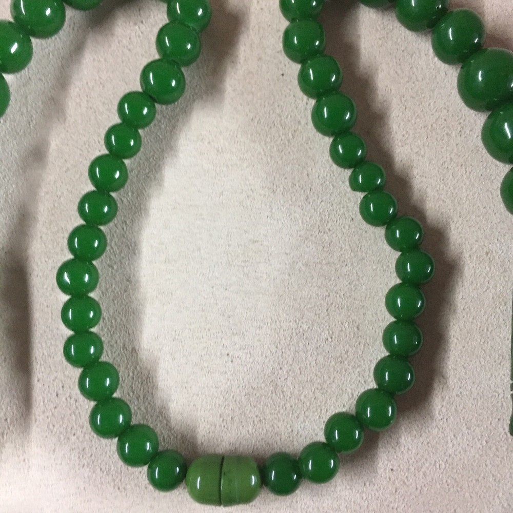 VTG Apple Green Plastic Necklace 30”