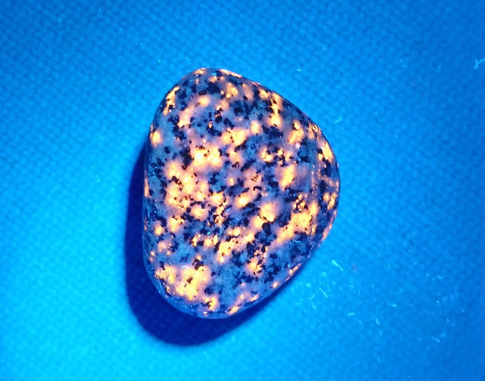 Fluorescent Sodalite ( Yooperlite ) 0.8 oz. A Nice Bright Yooperlite