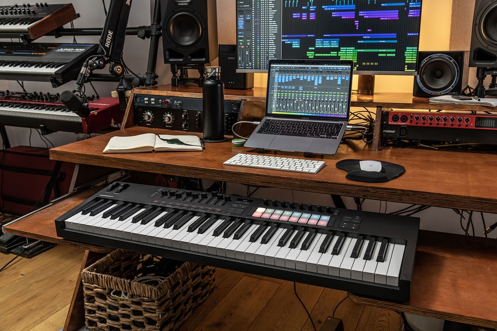 Novation LAUNCHKEY 61 MK4 61-Key USB MIDI Ableton Keyboard Controller+Microphone