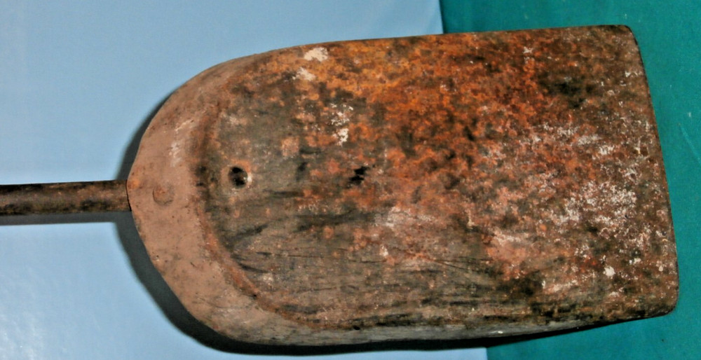 ASHES - IRON SHOVEL - WITH A LONG LOOP HANDLE - AGE RUSTED