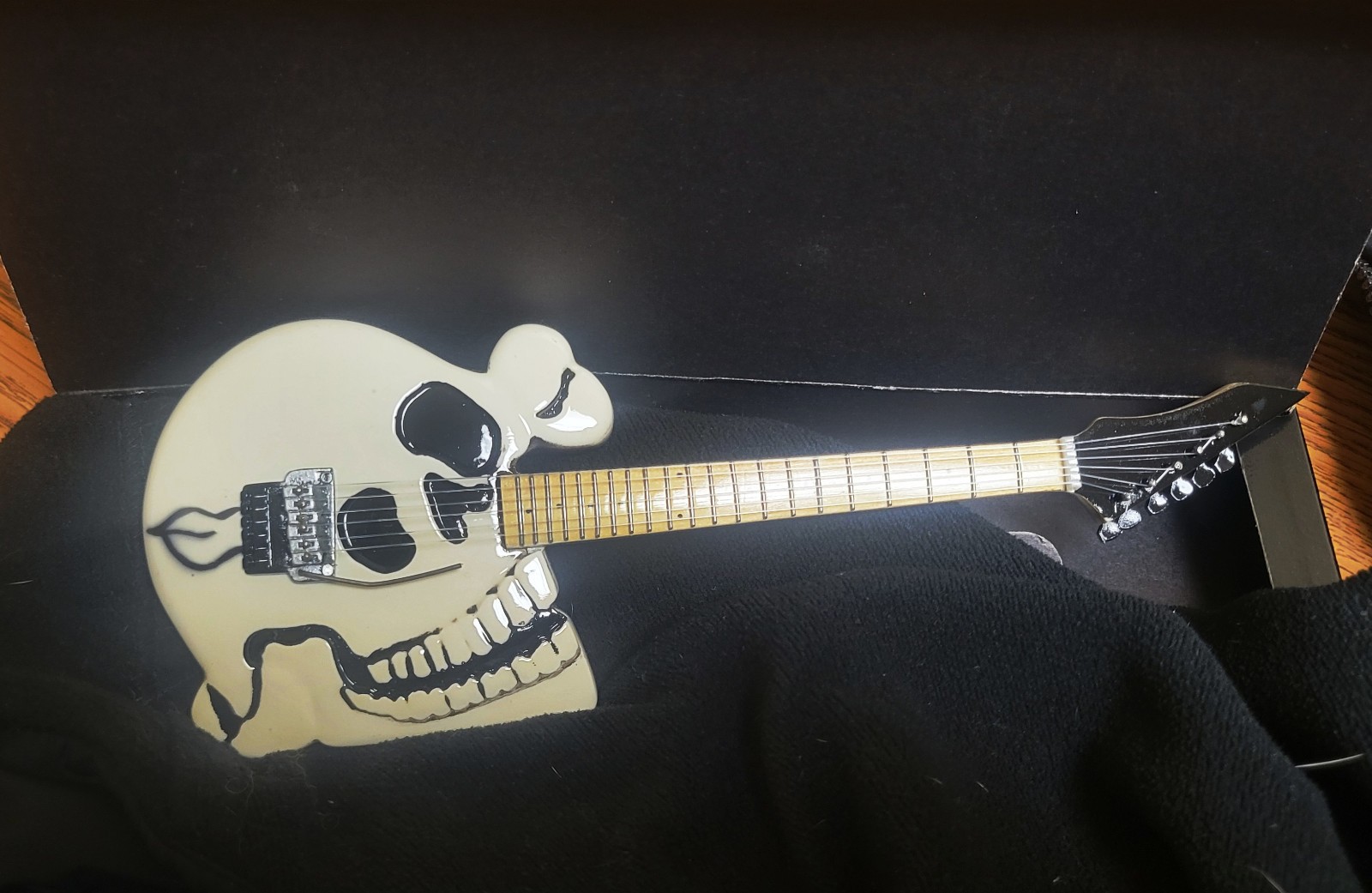 CC Deville Poison Skull Guitar BC Rich Miniature Guitar Mini Model Replica 80's