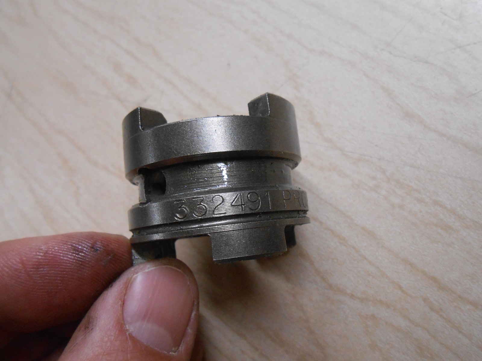 332491, 320310, 320311 Evinrude 1996 50hp Outboard clutch dog T176