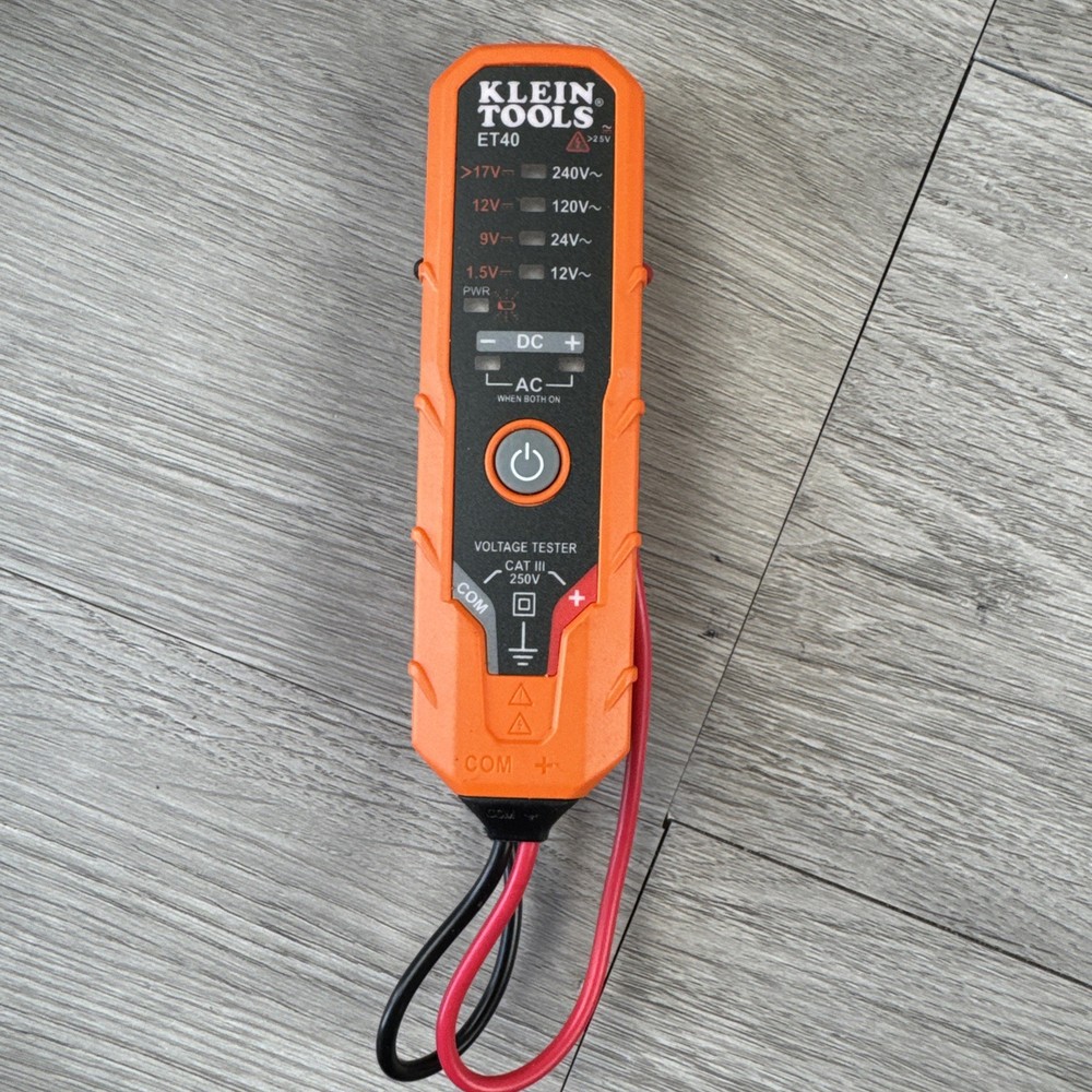 KLEIN  AC DC VOLTAGE METER WORKS GREAT. ET40