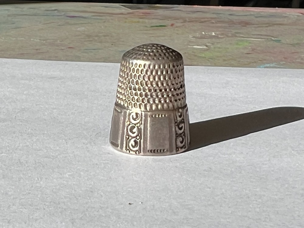 Antique Stern Brothers Anchor Sterling Panel & Scrolls Thimble