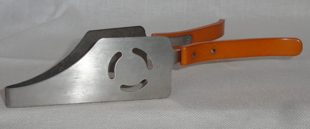 Vintage 2 Handle Bakelite Kitchen Utensil Pie Cake Cutter Server Butterscotch