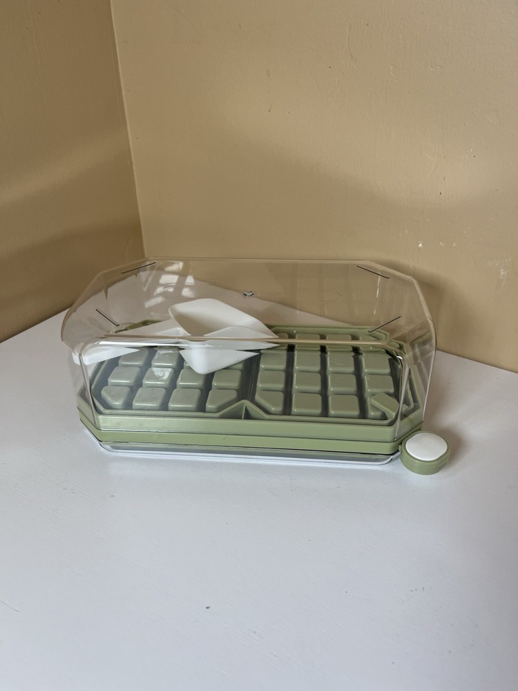 Plastic Ice Cube Tray / Storage Box / 32 Cubes W/ Scoop
