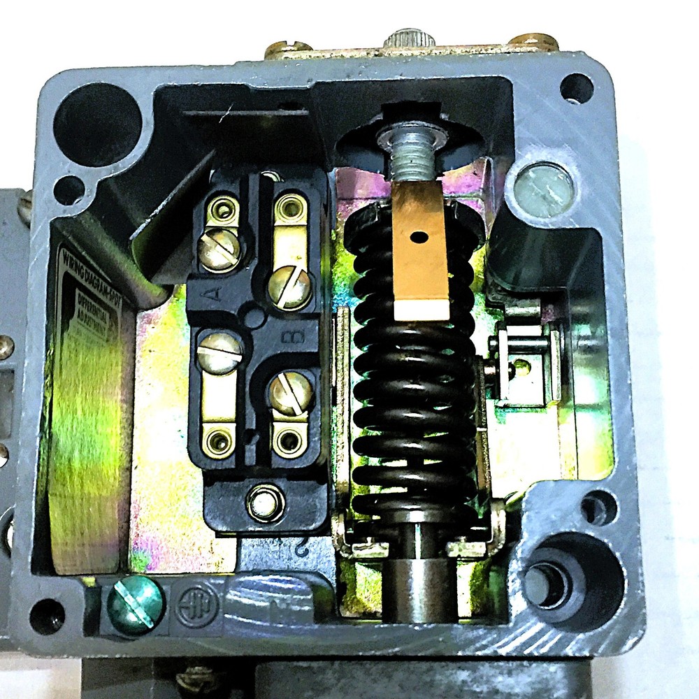 SQUARE D 9012 TYPE ACW-6 SER B PRESSURE SWITCH 75-500 PSI RANGE