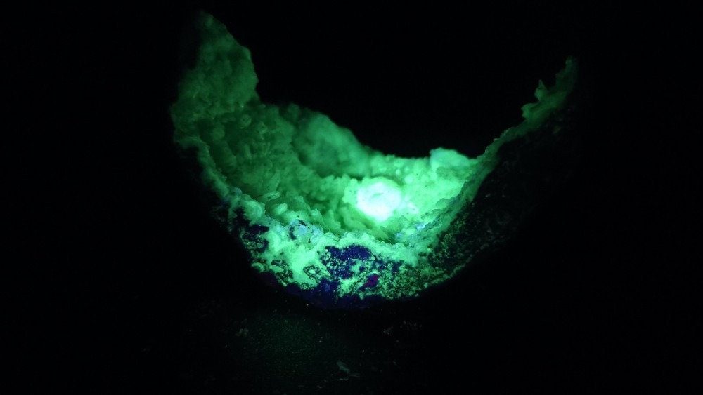 UV Reactive Las Choyas "Coconut" Geode