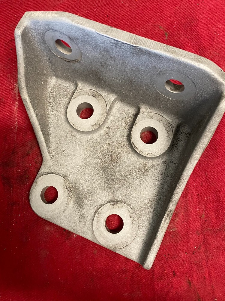 INTERNATIONAL BRACKET, RIGHT FRONT ENGINE MOUNT 1668262C2 NAVISTAR