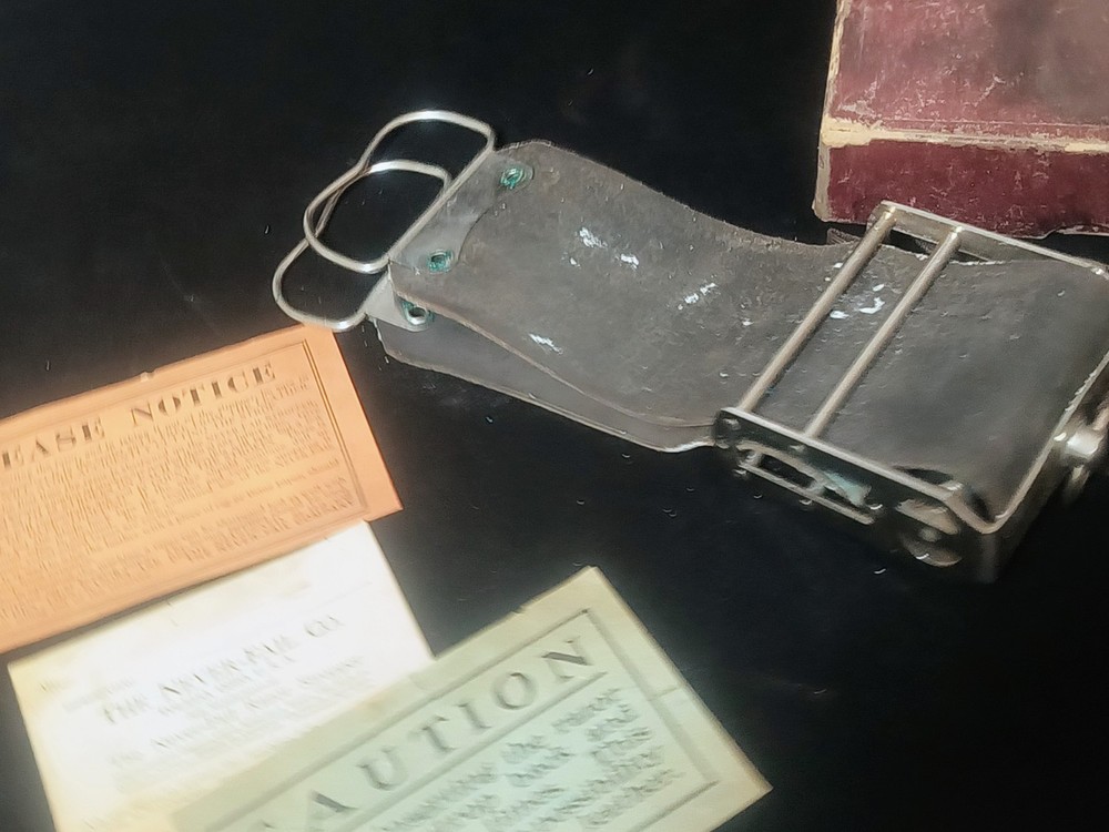 VINTAGE Never Fail Stropper Leather Razor Strop WITH Original Box LEAFLETS