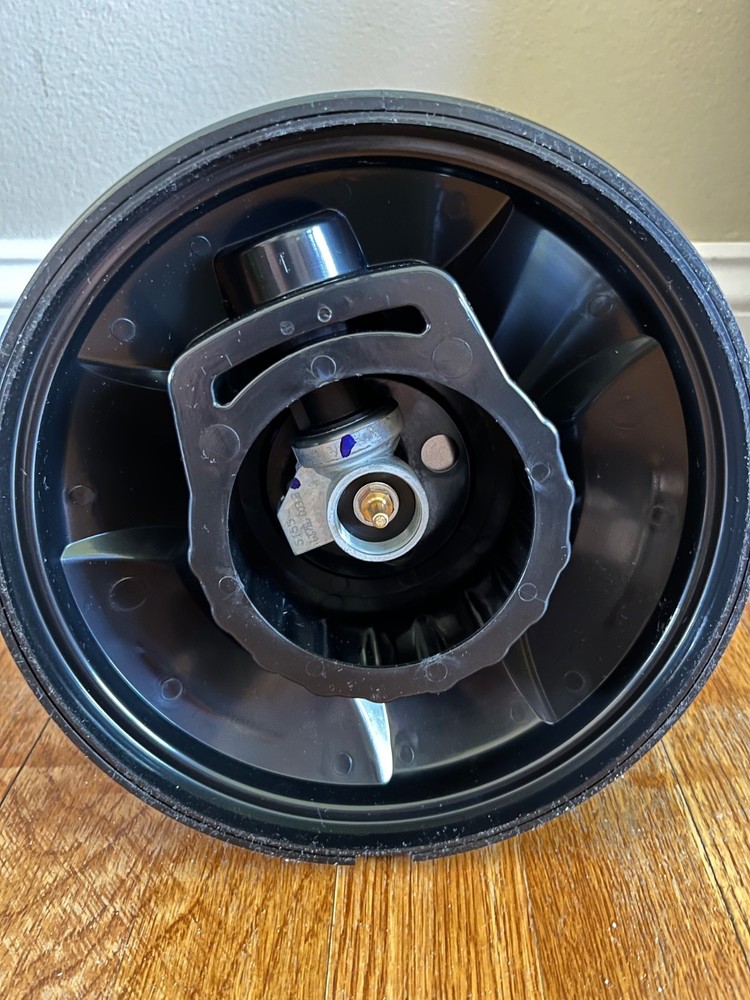 New Coleman QuickPack Deluxe 1000 Lumens Propane Lantern *Missing Handle