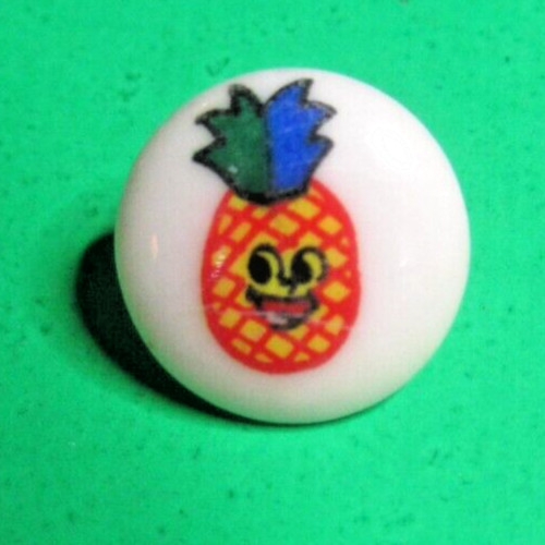 Vtg BOUTIQUE 9/16" ANTHROPOMORPHIC PINEAPPLE WHITE PLASTIC SHANK BUTTON-W841