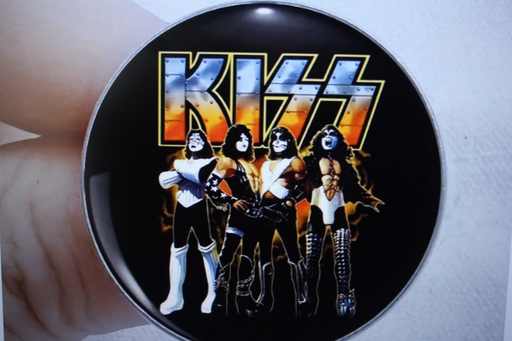 KISS PIN