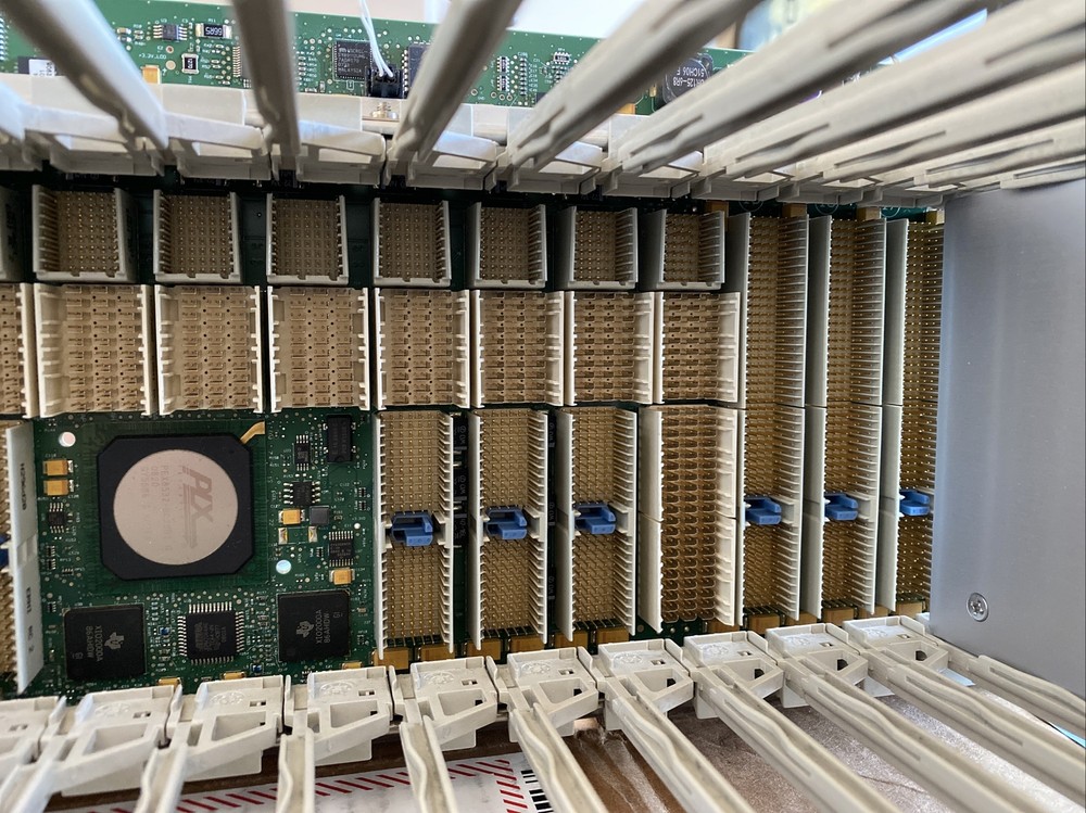 National Instruments PXIe-1065 Backplane