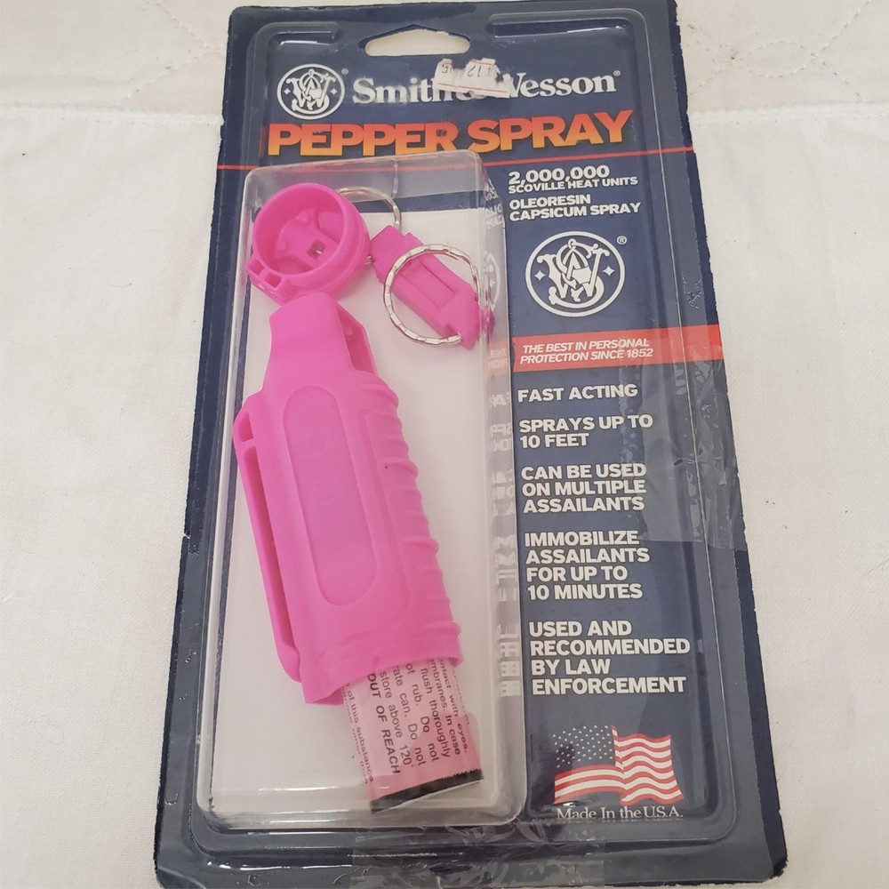 Smith & Wesson 1/2 oz Pepper Spray Plastic Case & Q/R Pink