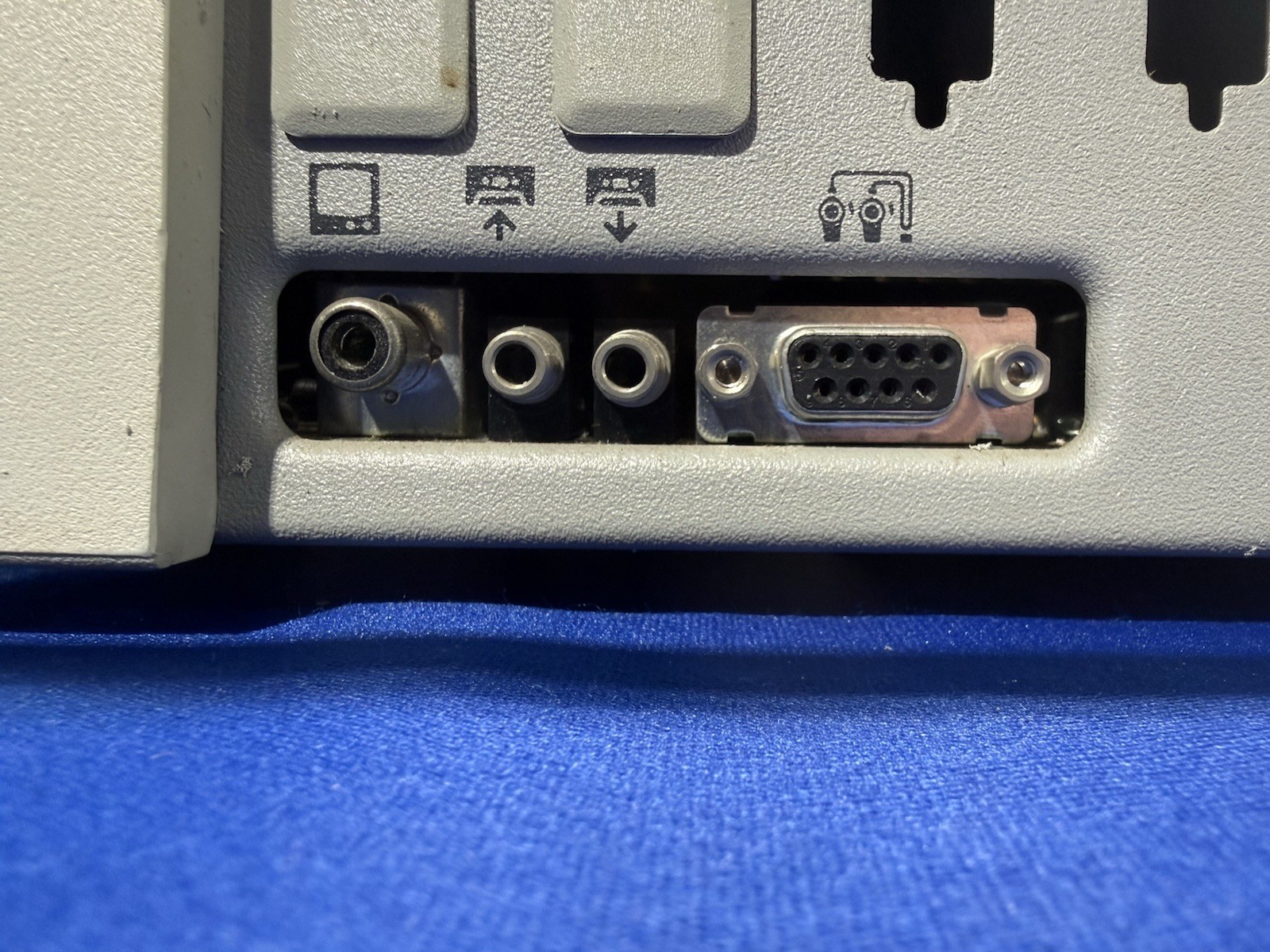 Apple IIe Vintage Computer A2S2128 80COL 64K RAM Expansion Powers On -No Monitor