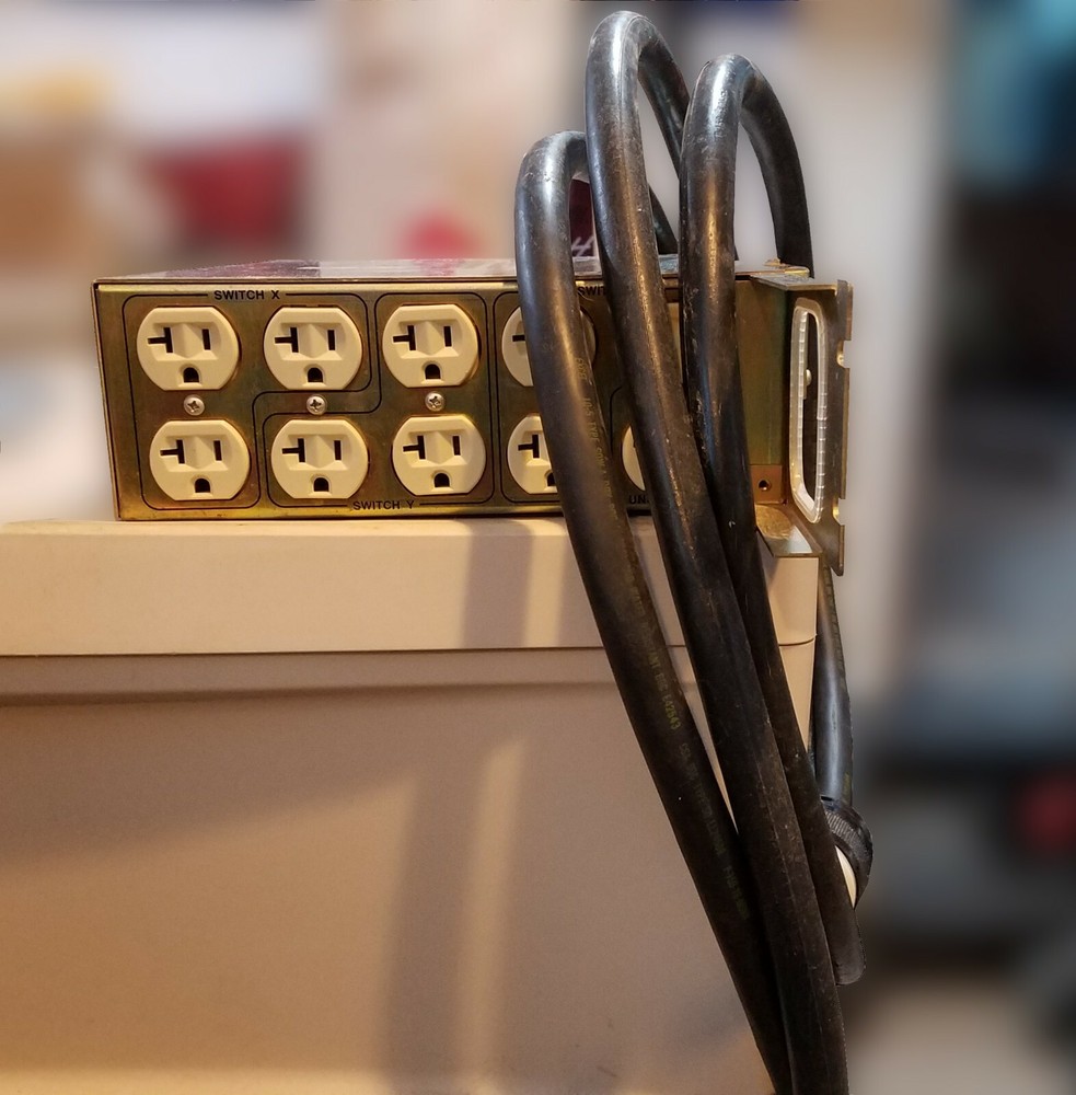 Pulizzi Power Controller 3 Phase 120/208 Y-split Rack Mount