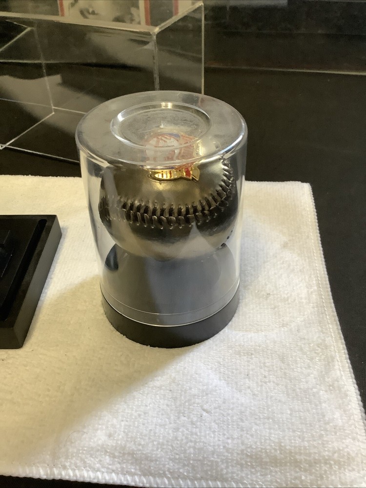 Yankees Gold Embossed Logo. With Case