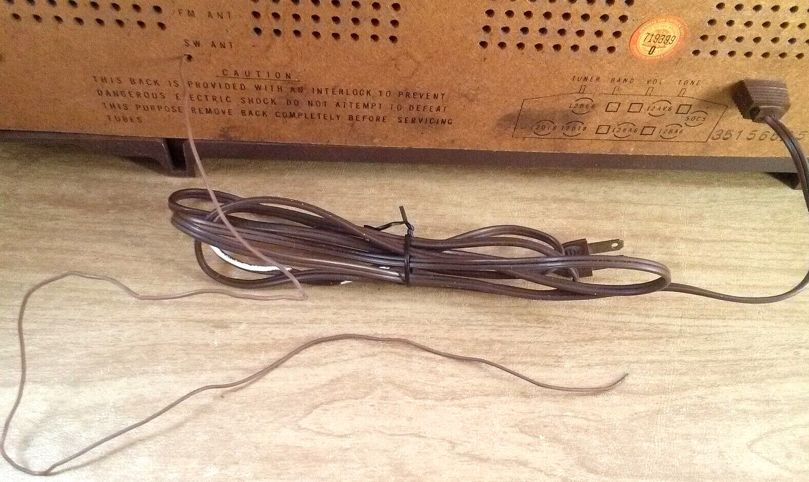 Vintage Lloyd's TM-821A High Fidelity AM/FM Tube Radio