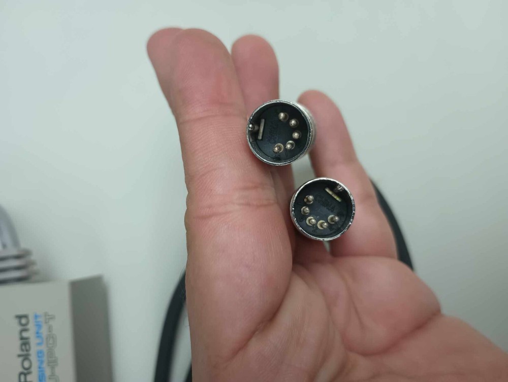 Roland Midi processing unit MPU-IPC-T W/ 2 MIDI cables