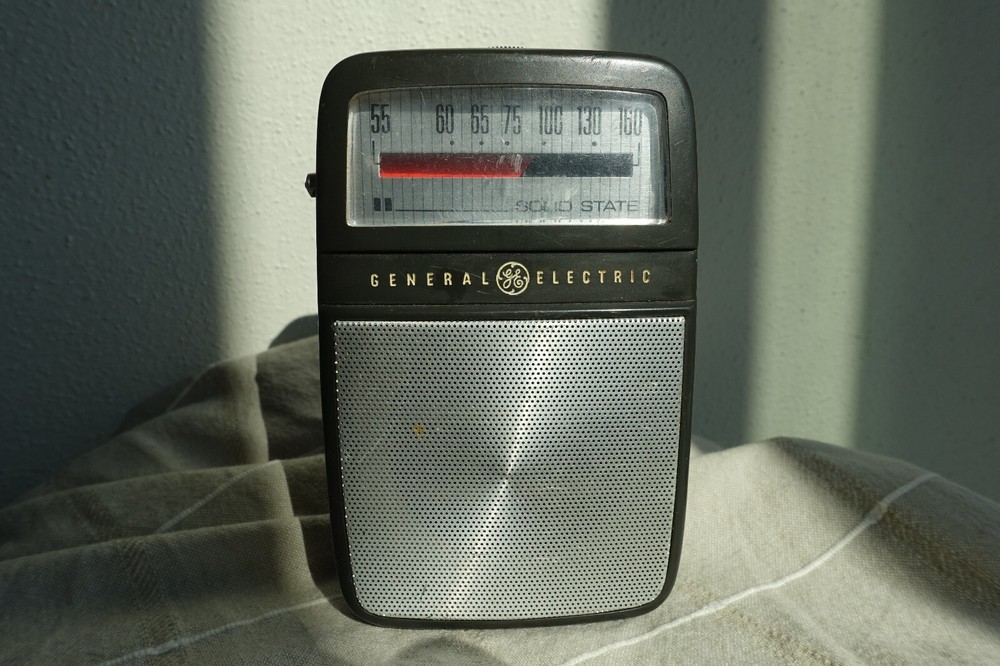 Vintage General Electric GE Pocket Solid State Transistor AM Radio EI
