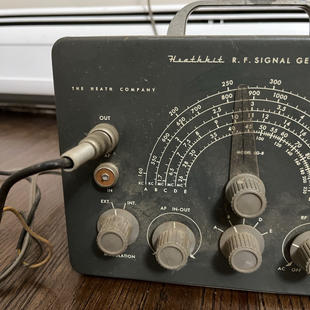 Vintage Heathkit SG-8 RF Signal Generator, Powers On With Green Light Untested