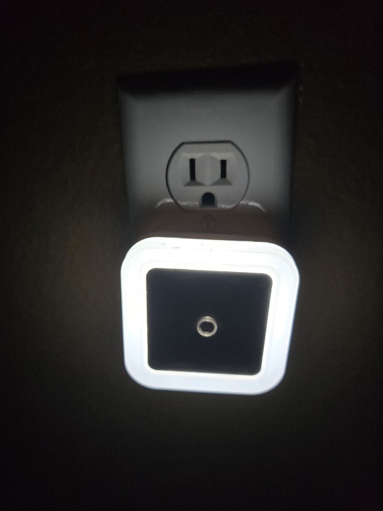 LED Light Sensor Night Light Plug-In Auto On/Off Square 0.5W Energy Saving