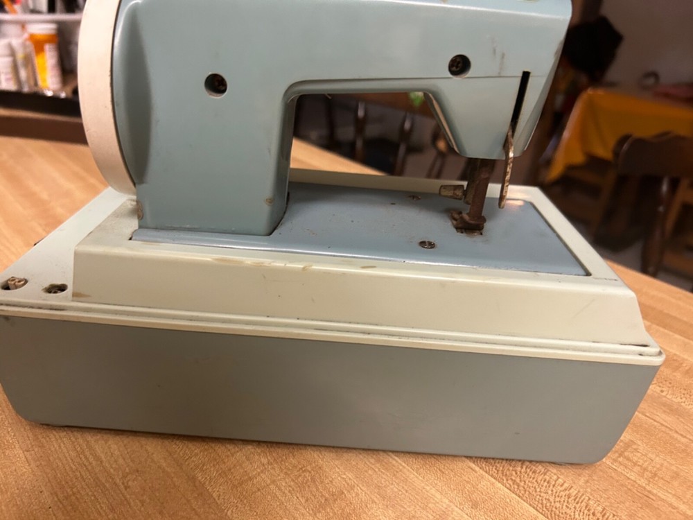 Vintage Sister toy sewing machine display only doesn't work