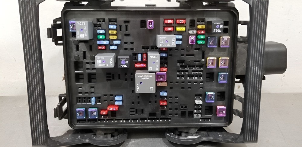 2014-2017 Chevy Silverado 1500 Engine Fuse Box Assembly OEM