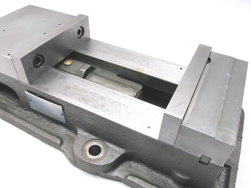KURT ANGLOCK 6" MILLING MACHINE VISE w/ JAWS & HANDLE - #D675
