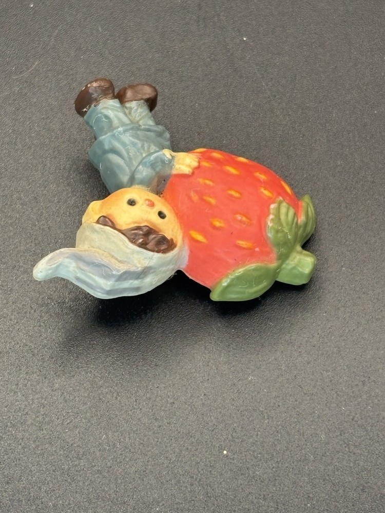 HALLMARK Decorative LAPEL PIN Brooch 1970's "PIXIE Holding Strawberry" Button