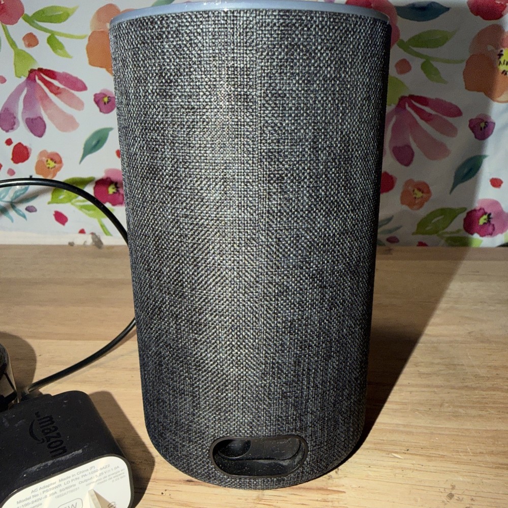 Amazon Echo Lot. Dot Smart Speakers Black (RS03QR) & Charcoal Echo. Untested