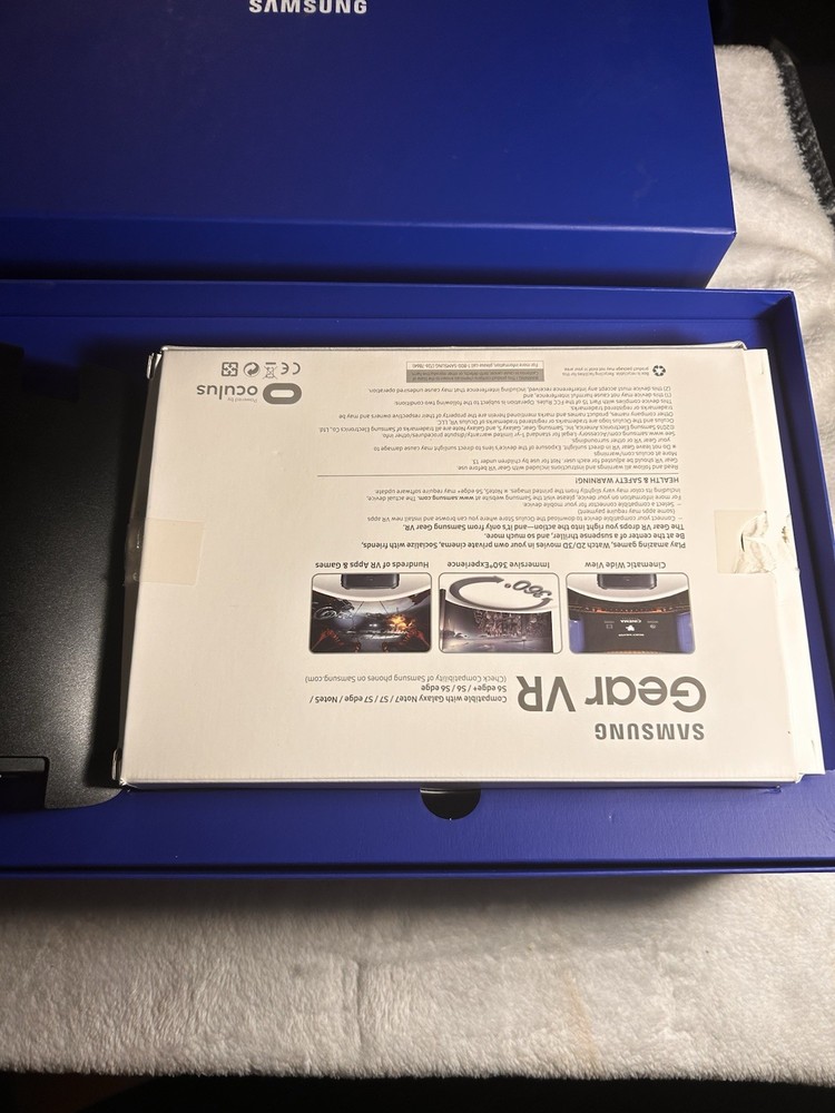 Samsung Gear VR Smartphone VR Headset Black Plastic with Manuals and Box