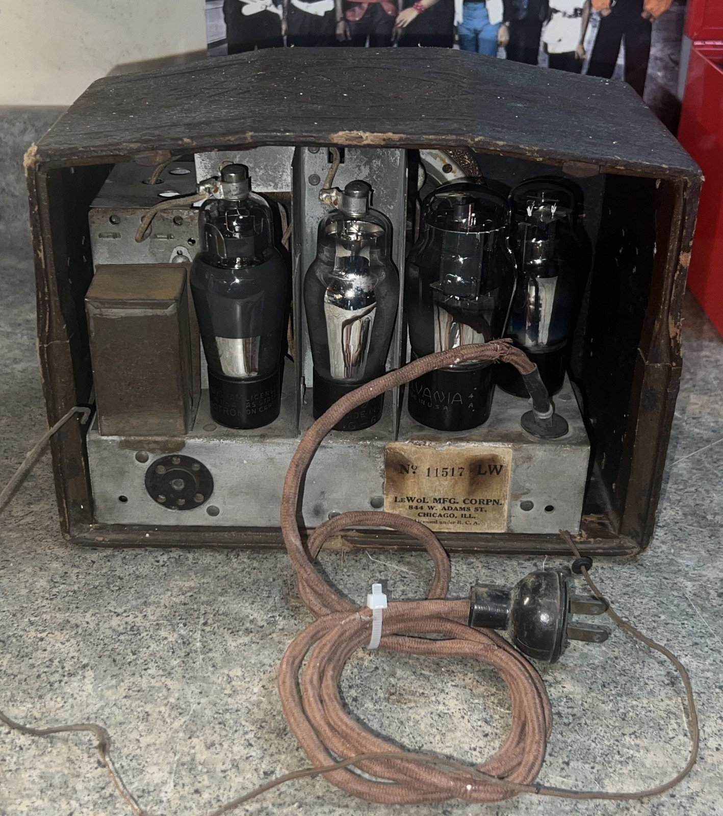 LEWOL Tabletop Broadcast Receiver. Model: "LEVORE" . Rare model. Works great !!