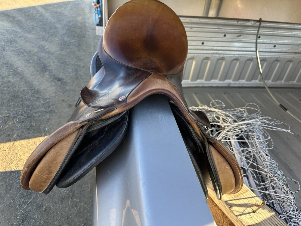 Reactor Panel Foxhunter Saddle 13.25” Tree/17” Seat