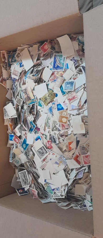 1000  Worldwide Stamps - All Different !  Large, Medium and Small Stamps