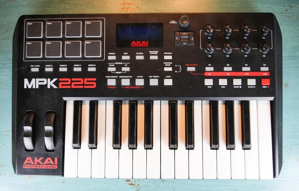 AKAI Professional MPK225 25-Key Keyboard Controller Very Lightly Used!