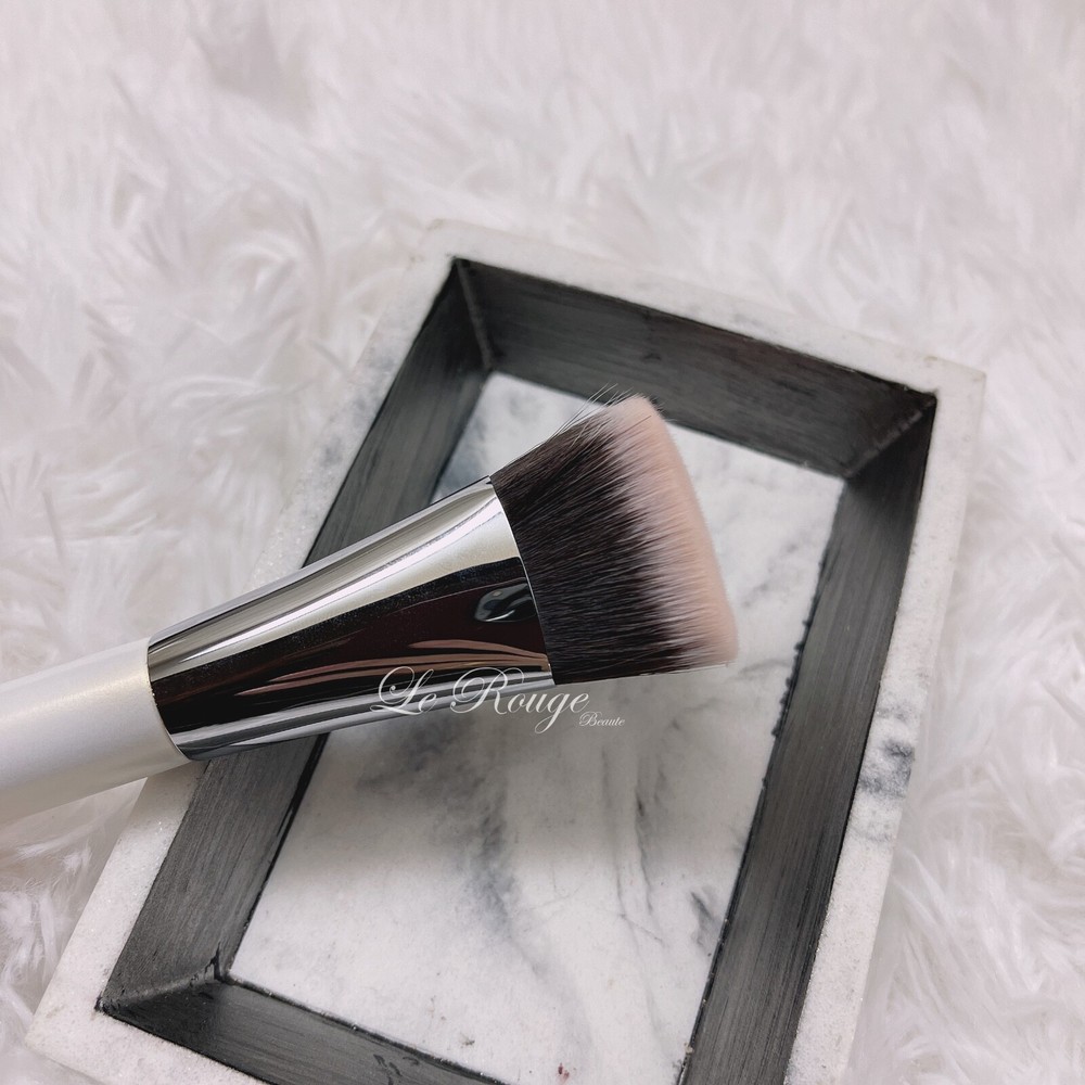 It Cosmetics #77 full coverage complexion brush * triangle flat top foundation