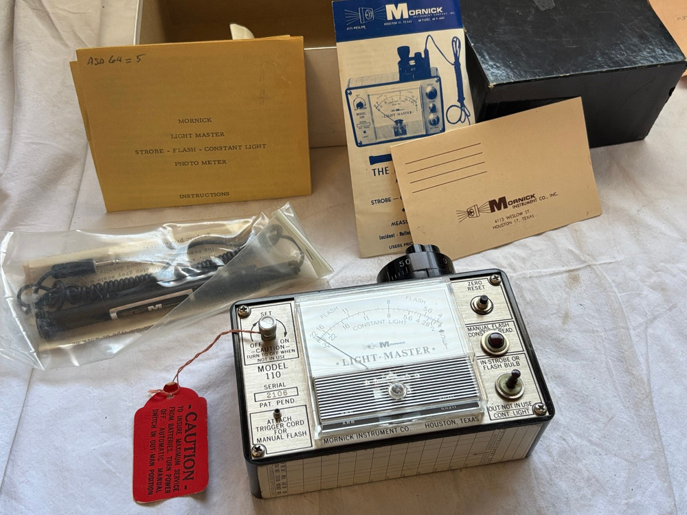 Mornick Light Master Model 110 Photo Meter Strobe Flash Constant Light w Manual