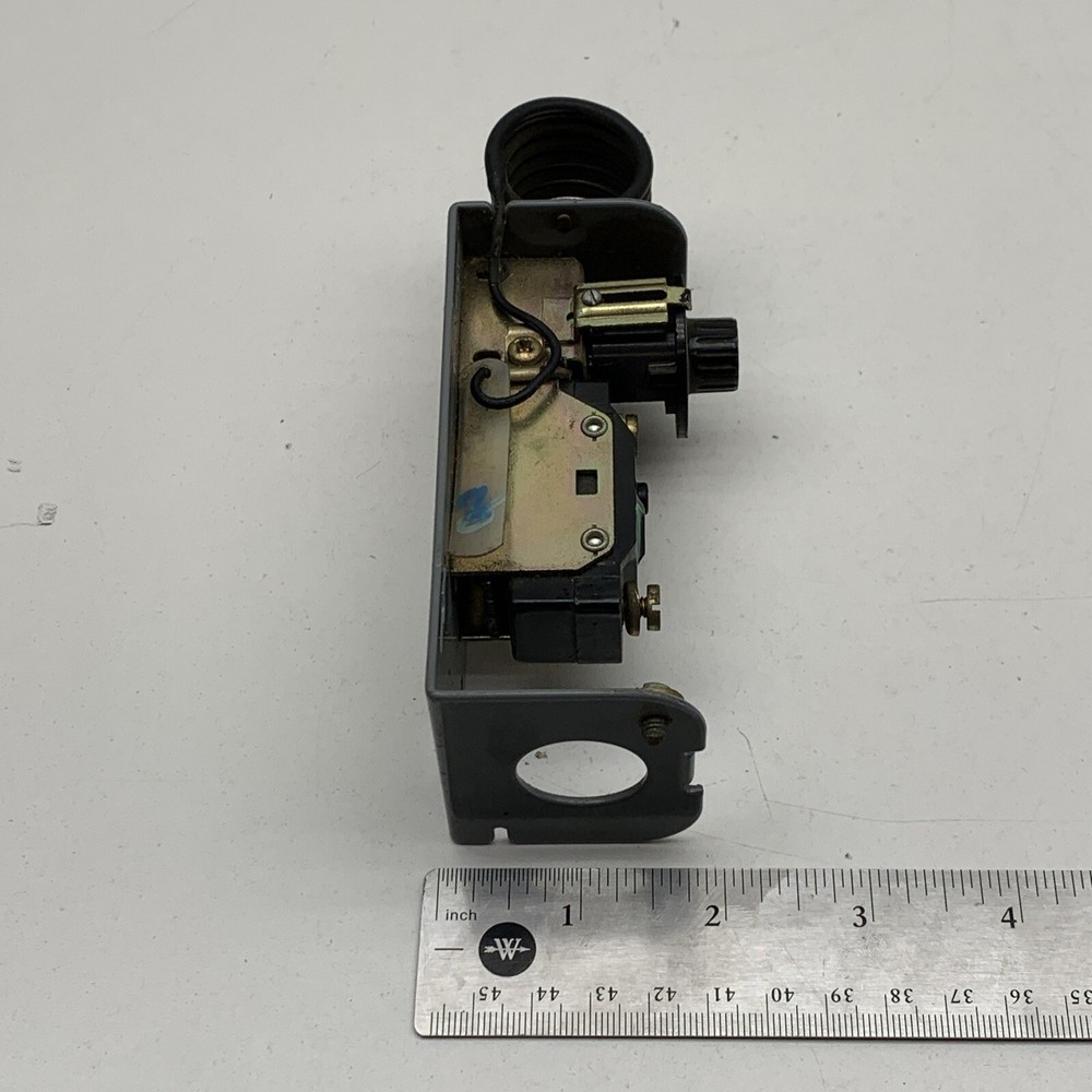 Johnson Controls Penn 9250 Thermostat, Missing Cover