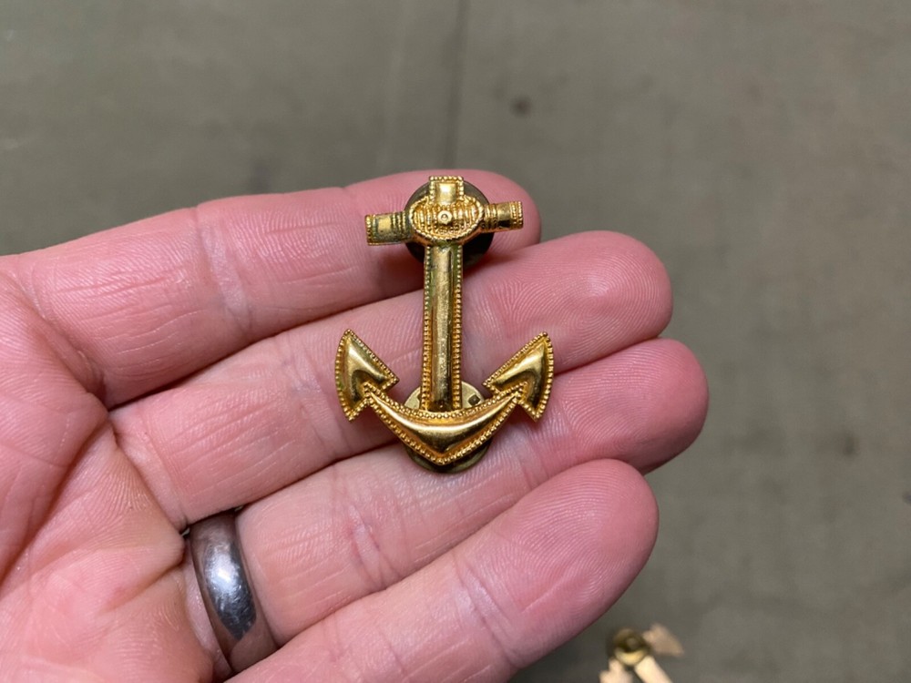 ORIGINAL WWII US NAVY CPO DRESS HAT CAP PIN INSIGNIA