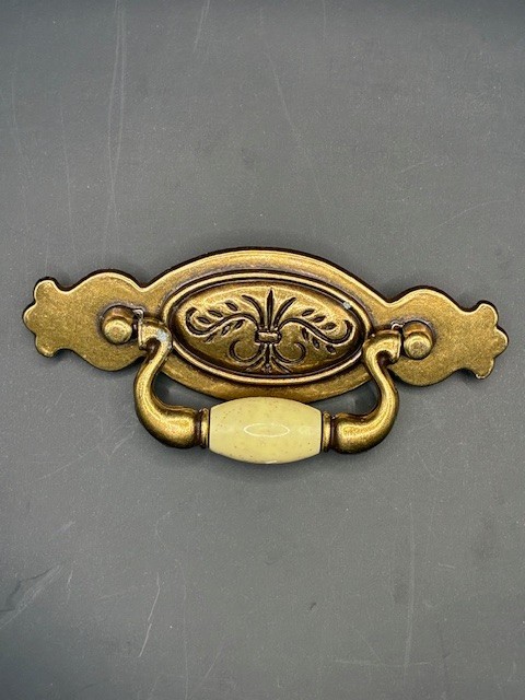 VINTAGE BRASS SAUDER  CHIPPENDALE DRAWER PULL, CERAMIC BEAD, CP-3145
