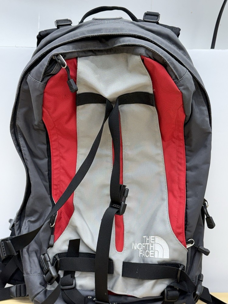 THE NORTH FACE OFF CHUTE 18 Gray & Red Hydration Backpack