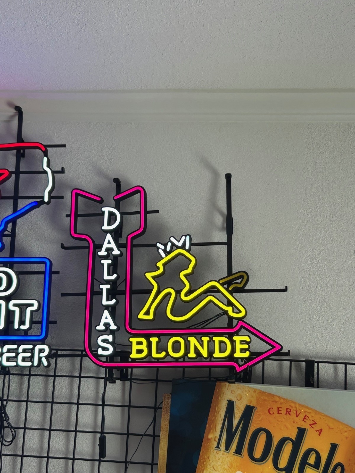 DALLAS BLONDE LED BAR SIGN MAN CAVE GARAGE DECOR LIGHTED SIGN NEW WITH MOTION!!