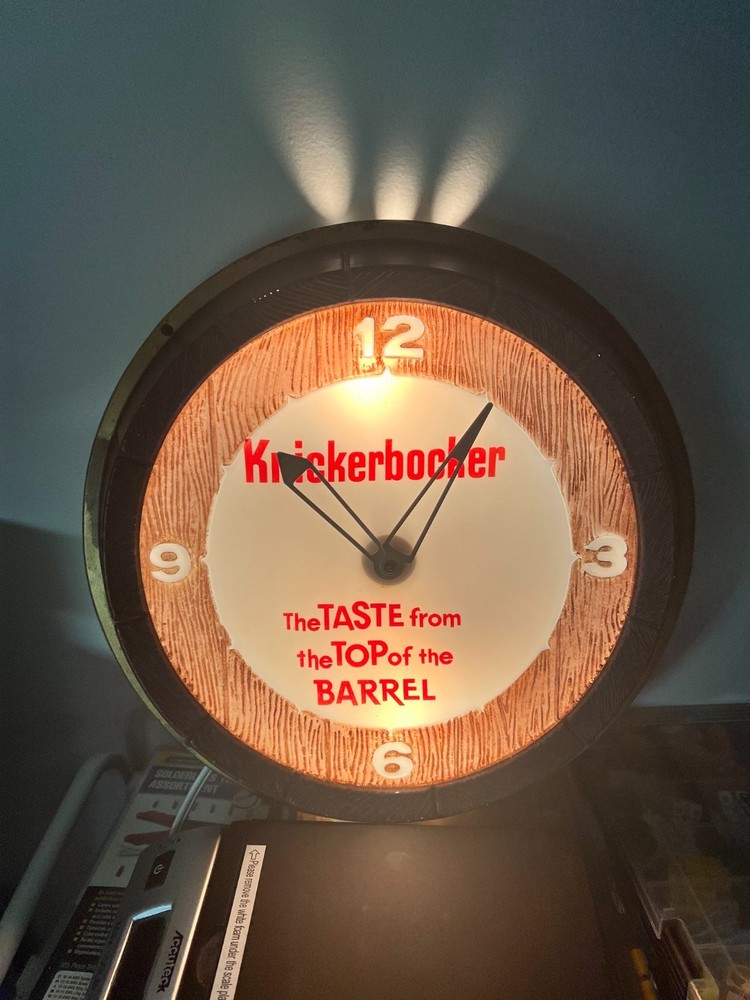 Knickerbocker Beer Lighted Clock in Great Condition!