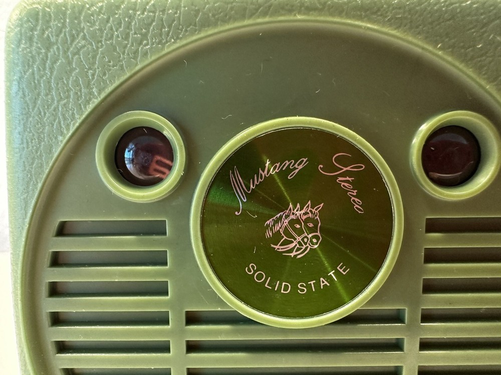 VINTAGE *NEW MUSTANG AM Micro Solid State Transistor Radio-Green