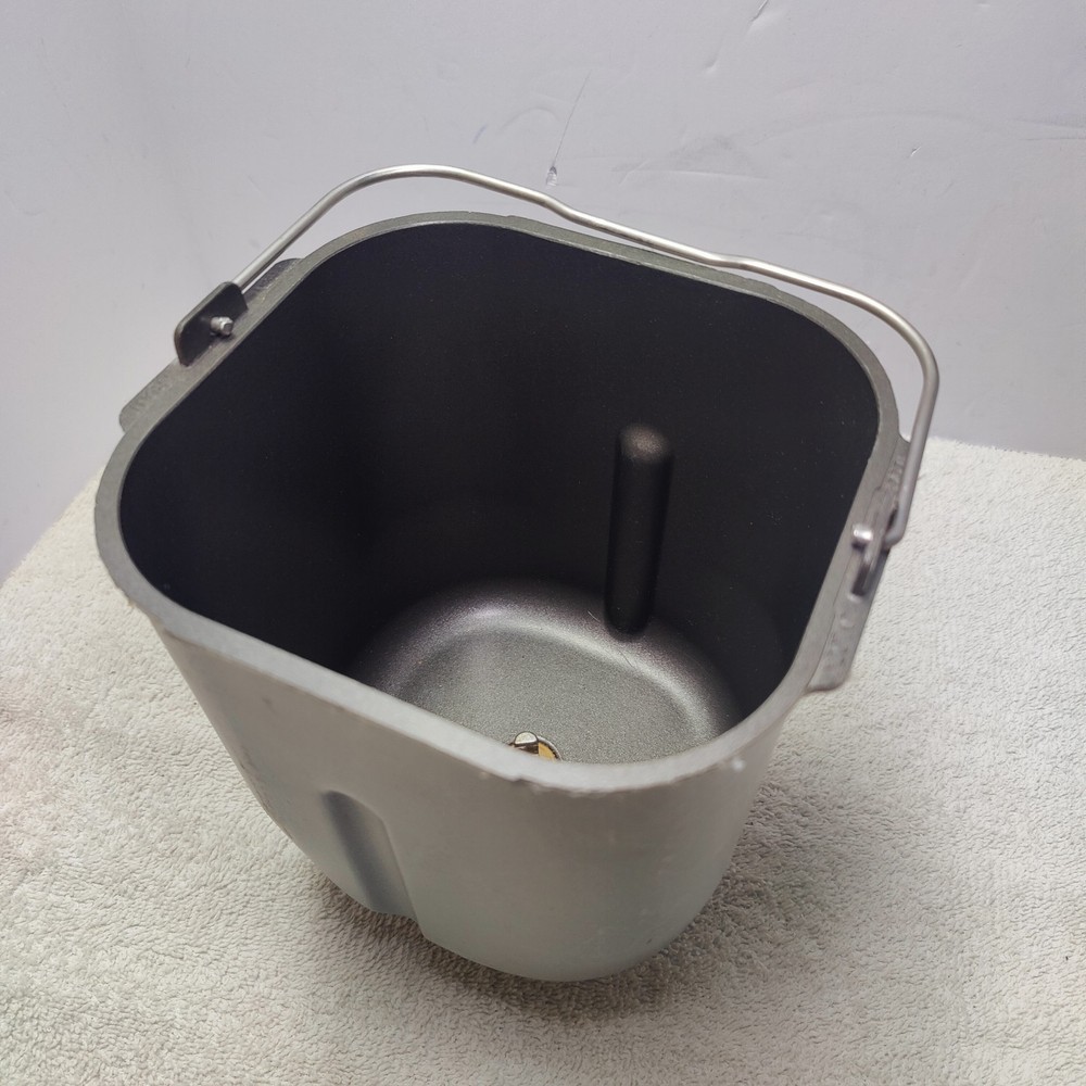 Goldstar Model HB-202CE Bread Maker Machine Pan & Paddle
