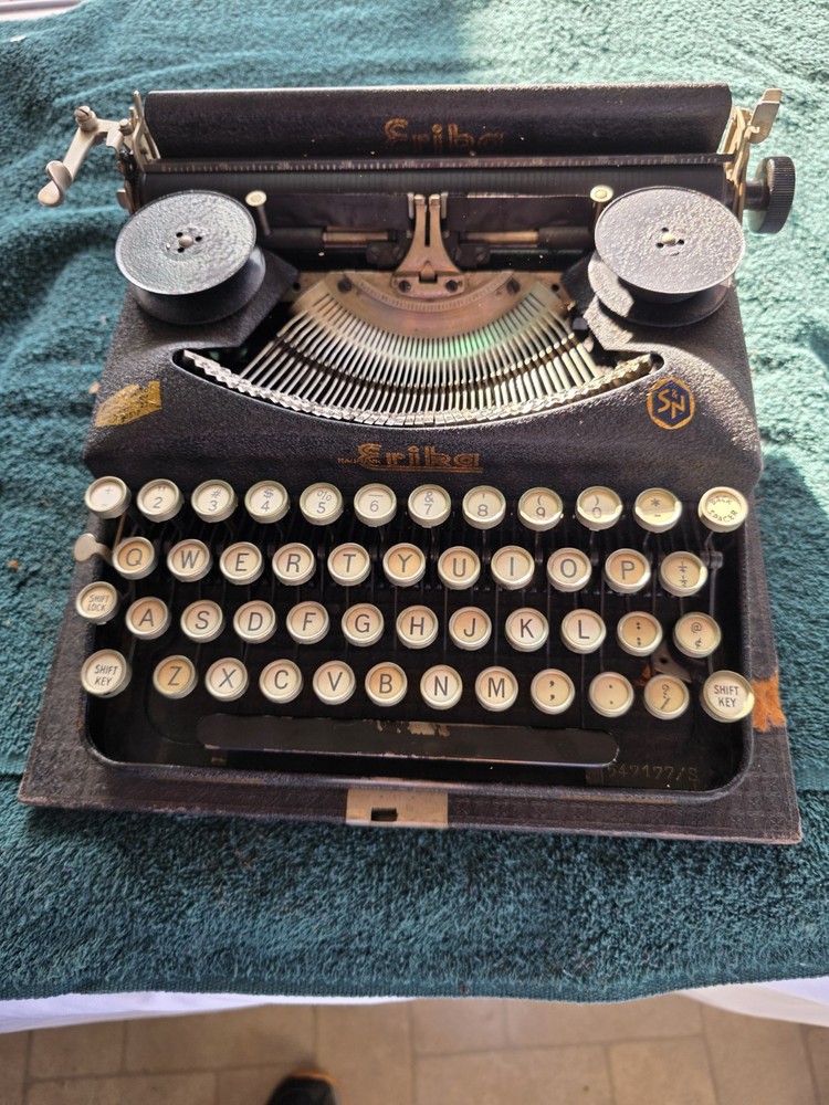 Excellent! 1936 "ERIKA" Typewriter "SERVICED" Original spools, Crinkle, case